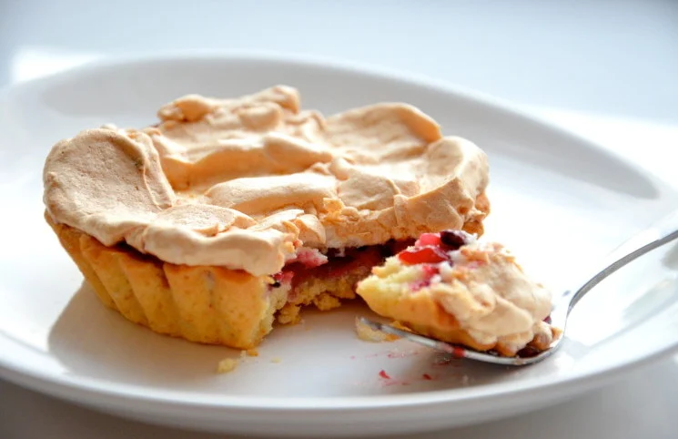 Корзинка с меренгой и сливами